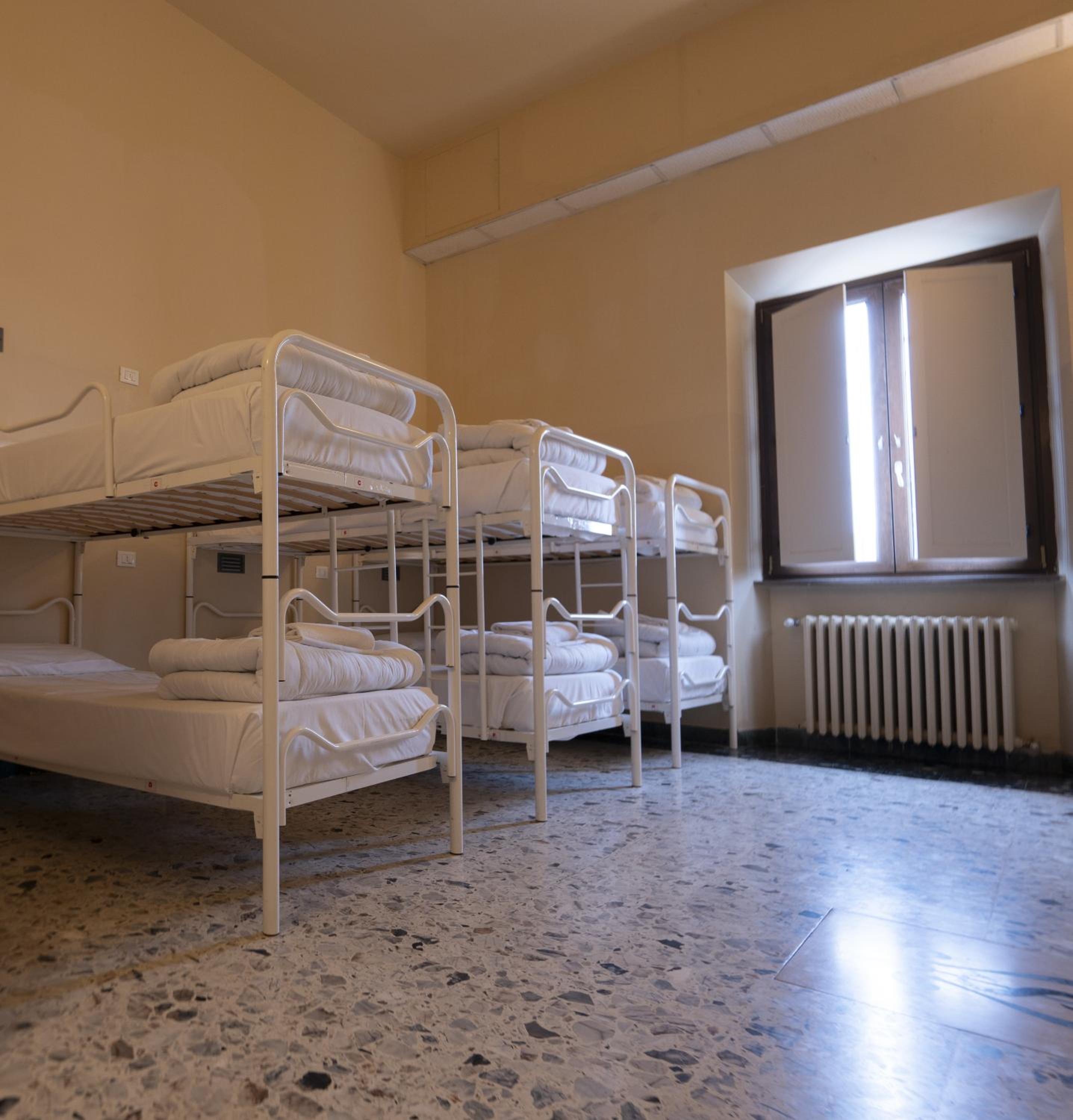 Female Dorm, 10 People
