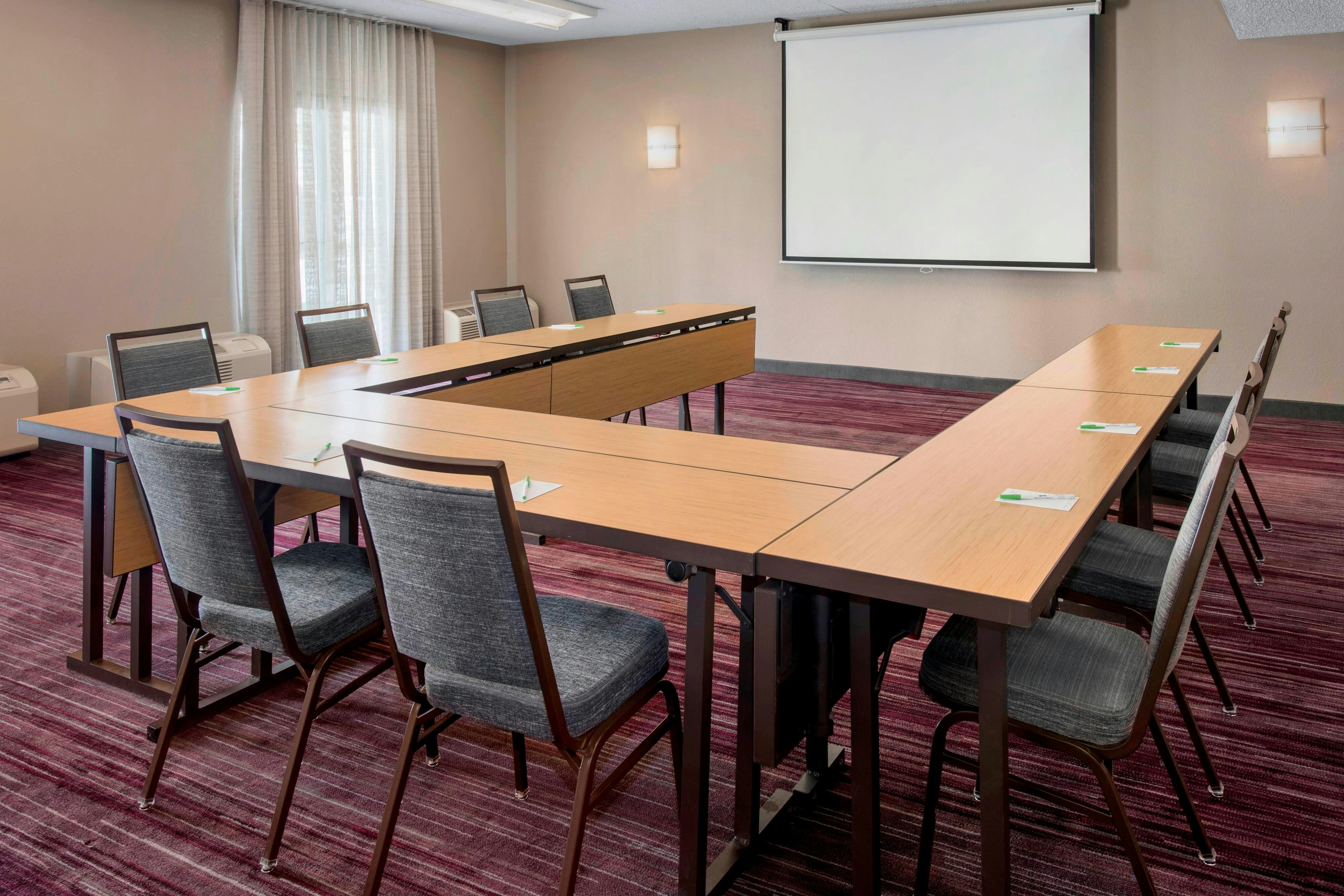 Courtyard By Marriott Newark Liberty International Airport 34/37