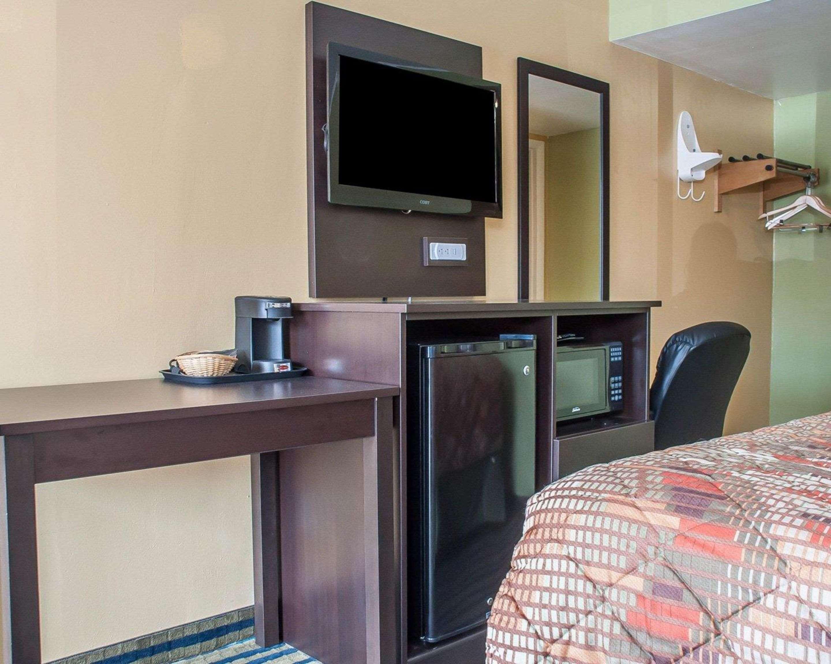 Rodeway Inn Suites Amherst 22/25