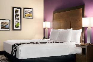 غرفة، La Quinta Inn And Suites by Wyndham Burlington 2/2