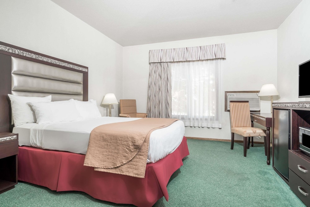 Days Inn by Wyndham Hutchinson 7/23