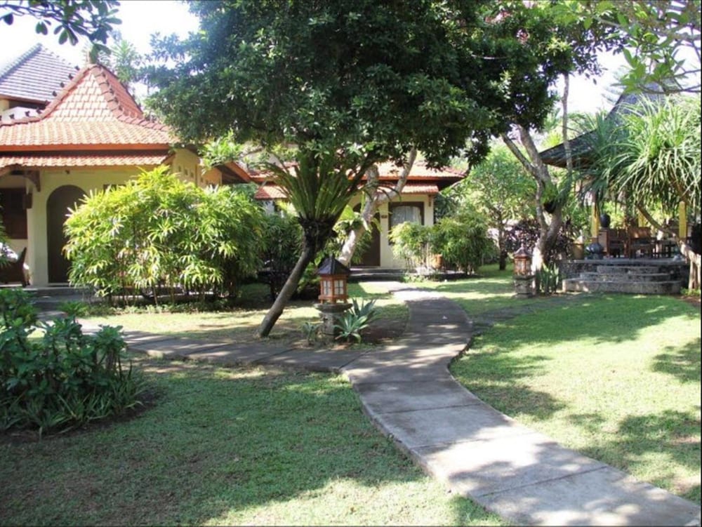 BESAKIH BEACH HOTEL 53/67
