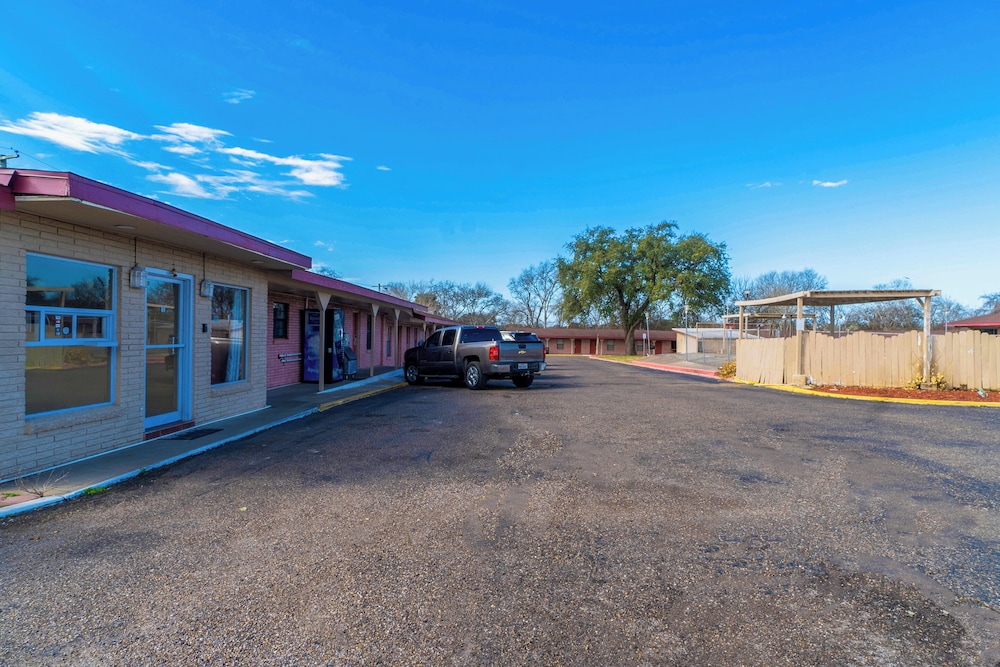 OYO Hotel Beeville US 181 46/64
