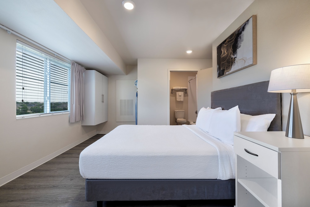 3 BEDROOMS, SUITE