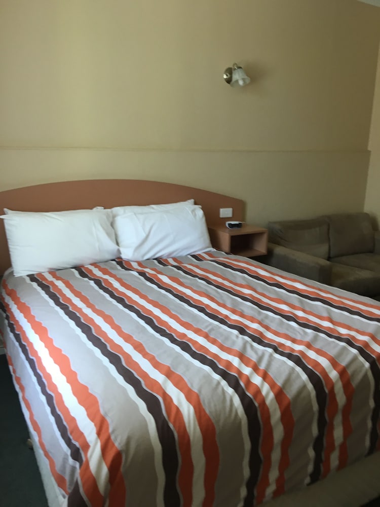 PARKVILLE MOTEL 8/56