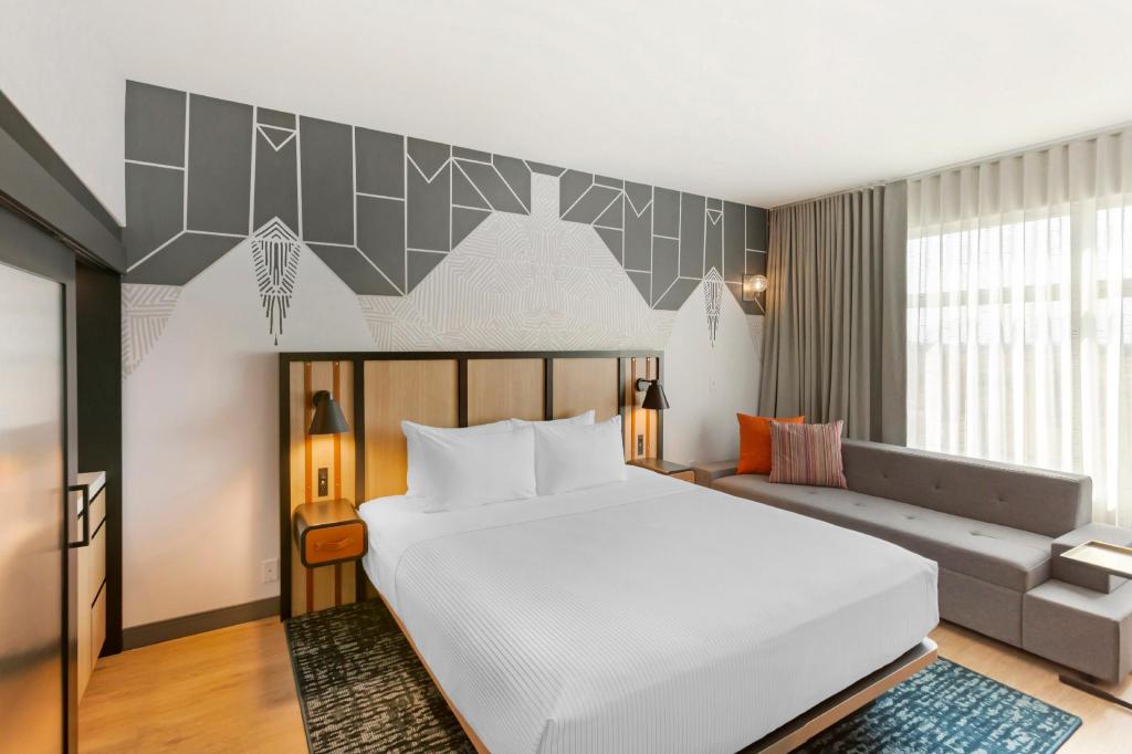 SUITE, KING BED, ACCESSIBLE