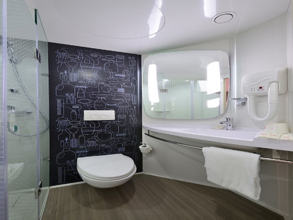 IBIS Shanghai New Hongqiao Hotel 67/68