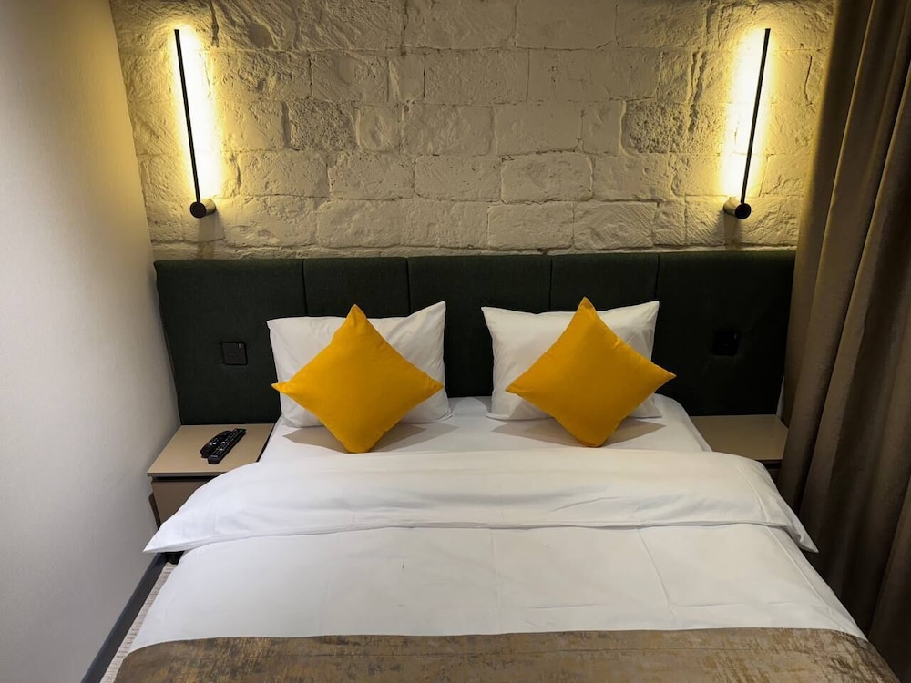Twelve Inn Hotel 24/40