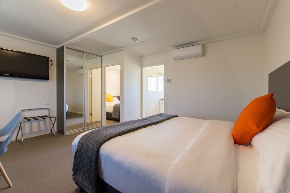 2 BEDROOMS, PREMIER, KING BED