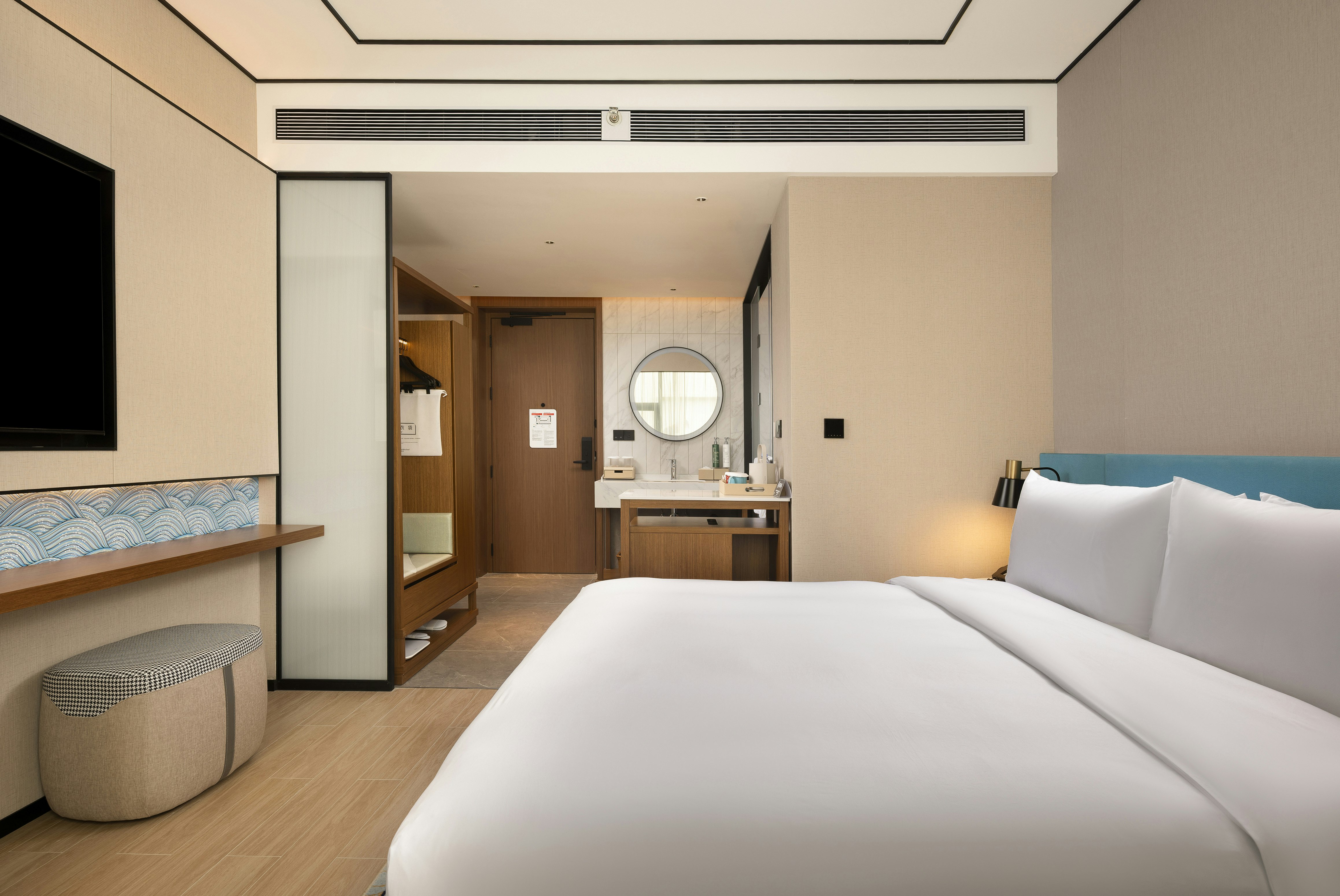 GUEST ROOM, KING BED