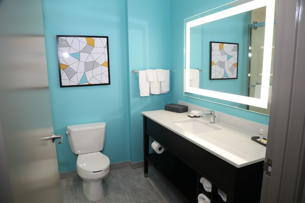 La Quinta Inn and Suites by Wyndham Montgomery 48/50