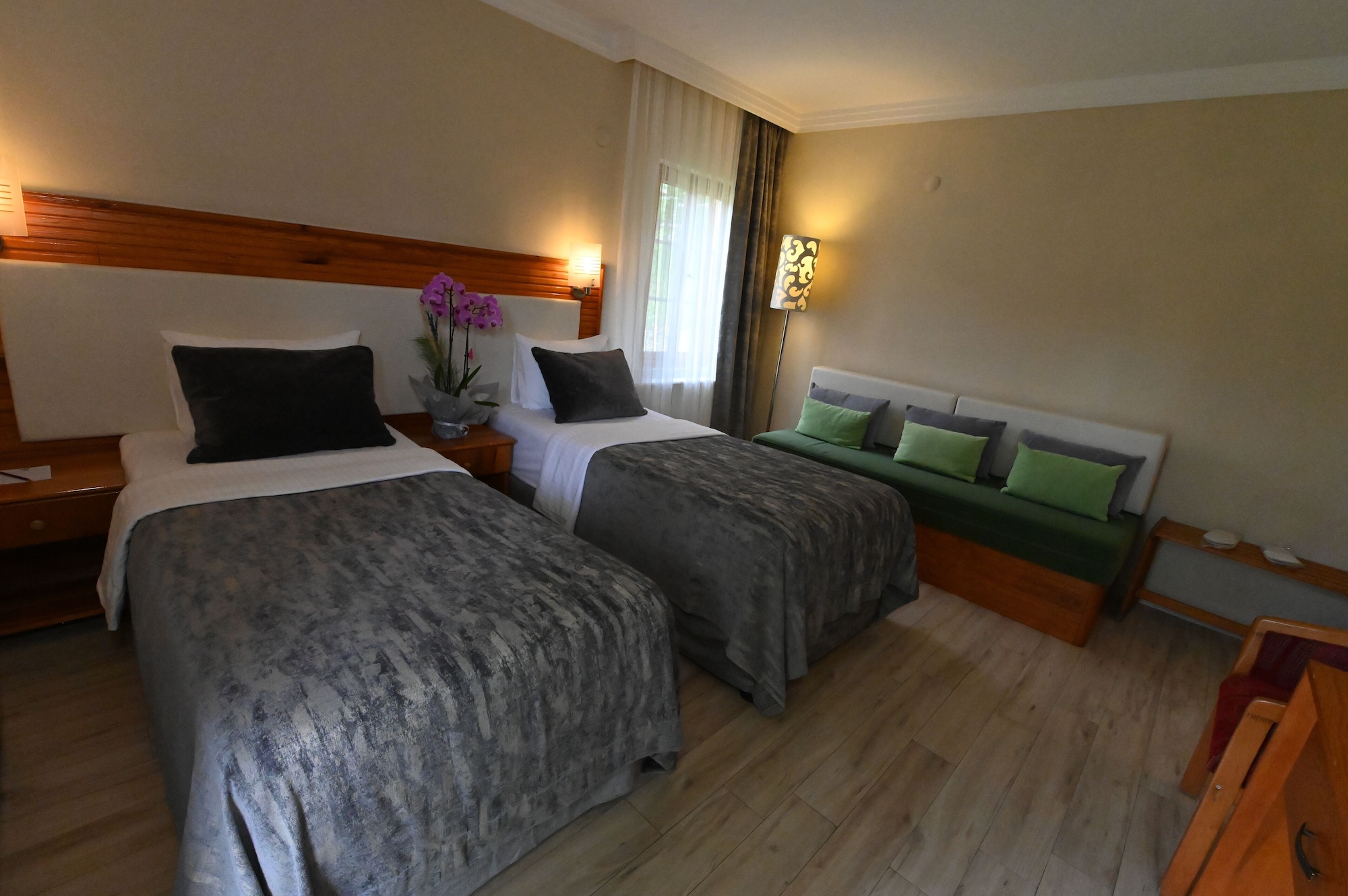 Garden, Club, Queen Bed, Sofa
