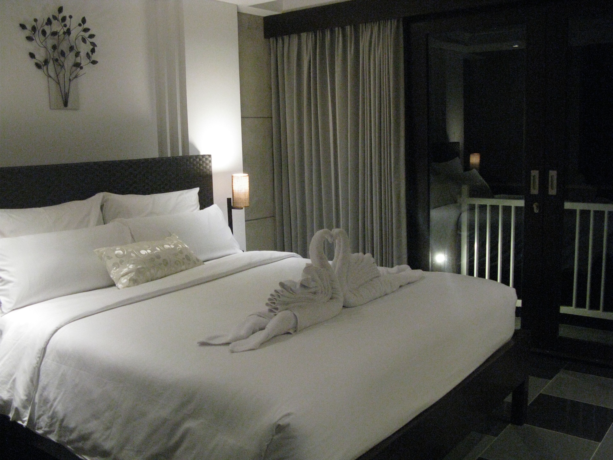 SUPERIOR, QUEEN BED