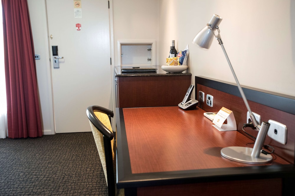 Best Western Plus All Settlers Motor Inn 28/34
