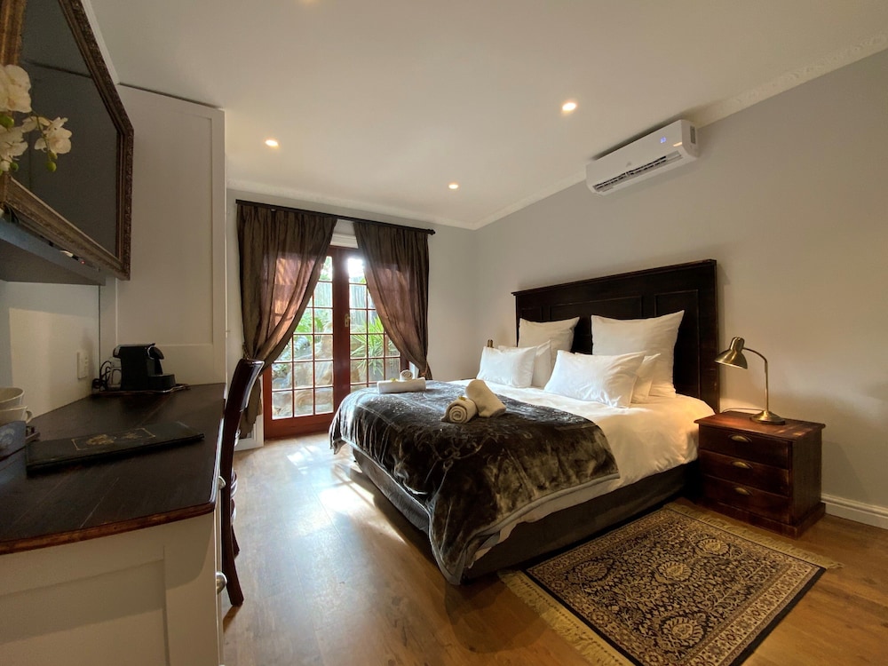 Deluxe, Executive, King Bed, Goblin S Mead 2/8