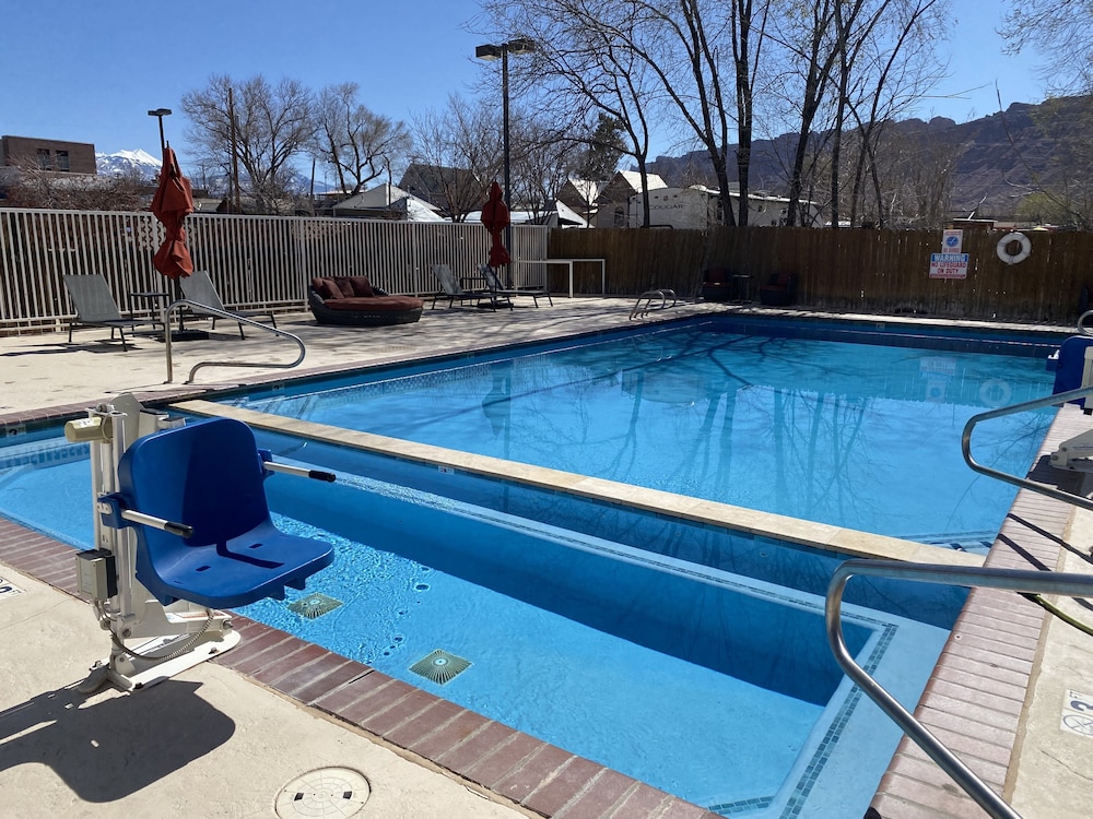 RIVER CANYON LODGE 35/57
