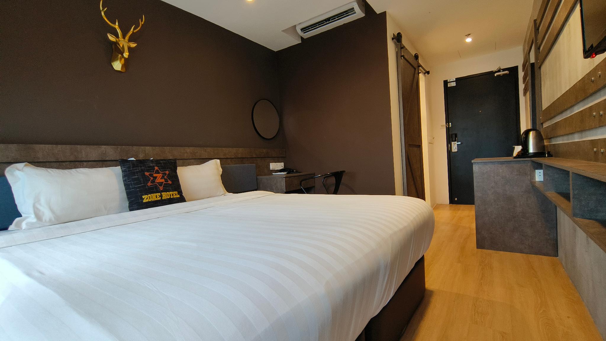Deluxe, King Bed, No Window