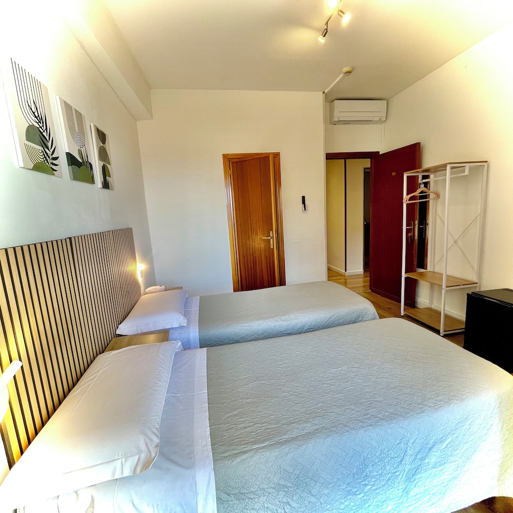 ROOM, TWIN BEDS