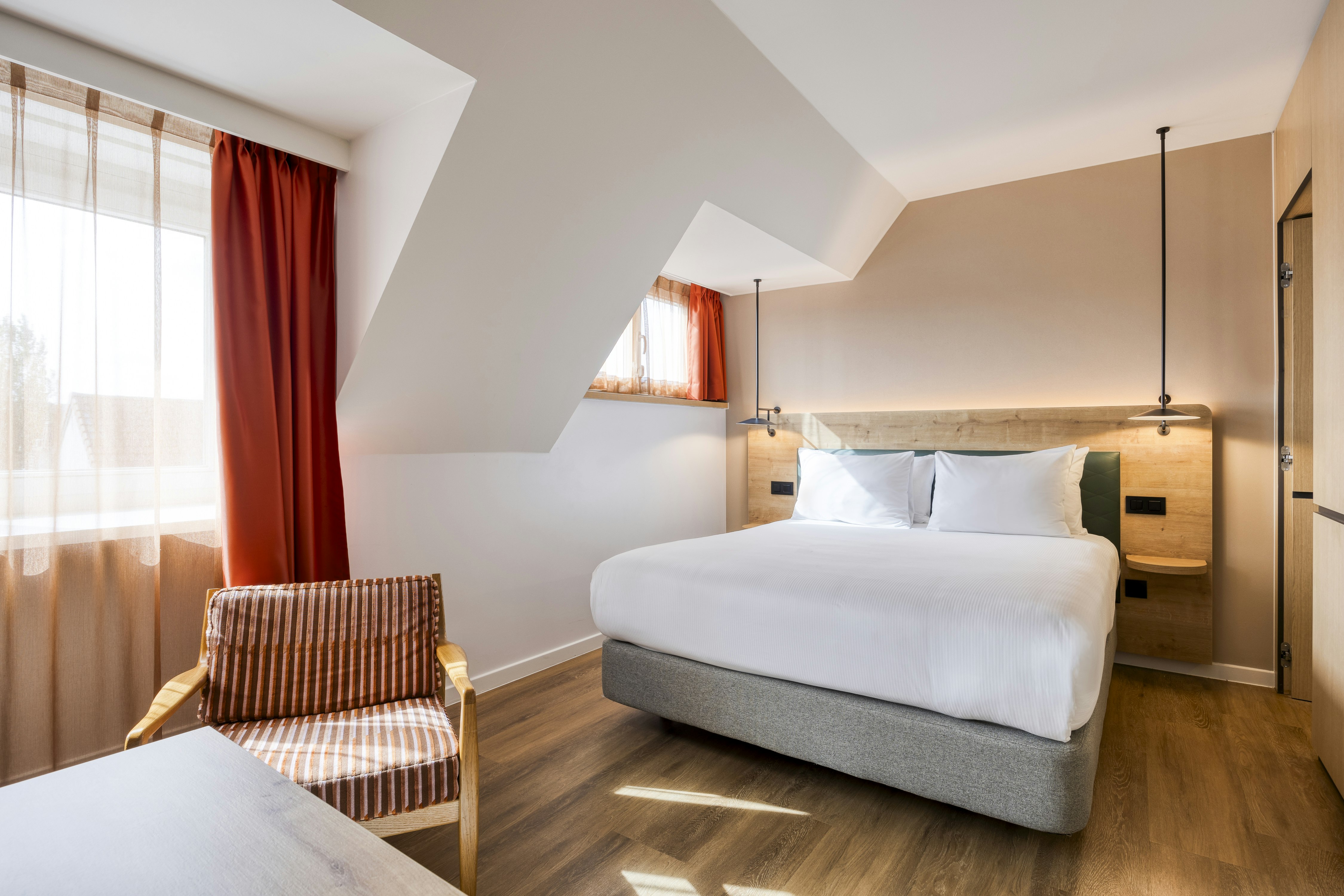 DELUXE, KING BED