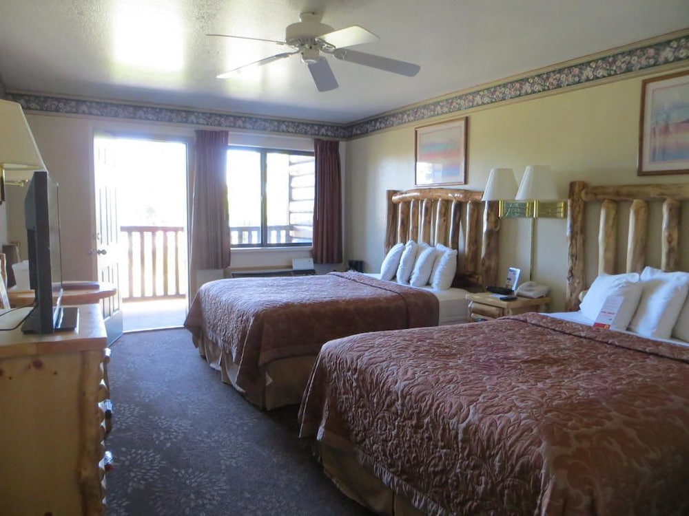 Super 8 By Wyndham Bridgeview Of Mackinaw City 7/27