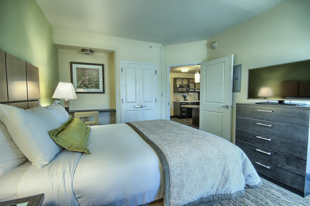 CANDLEWOOD SUITES COLUMBUS - GROVE CITY 8/40