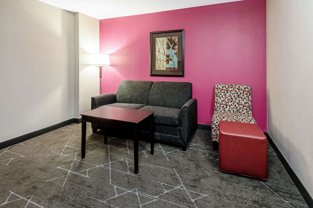 La Quinta Inn & Suites by Wyndham Dallas I-35 Walnut Hill Ln 34/46