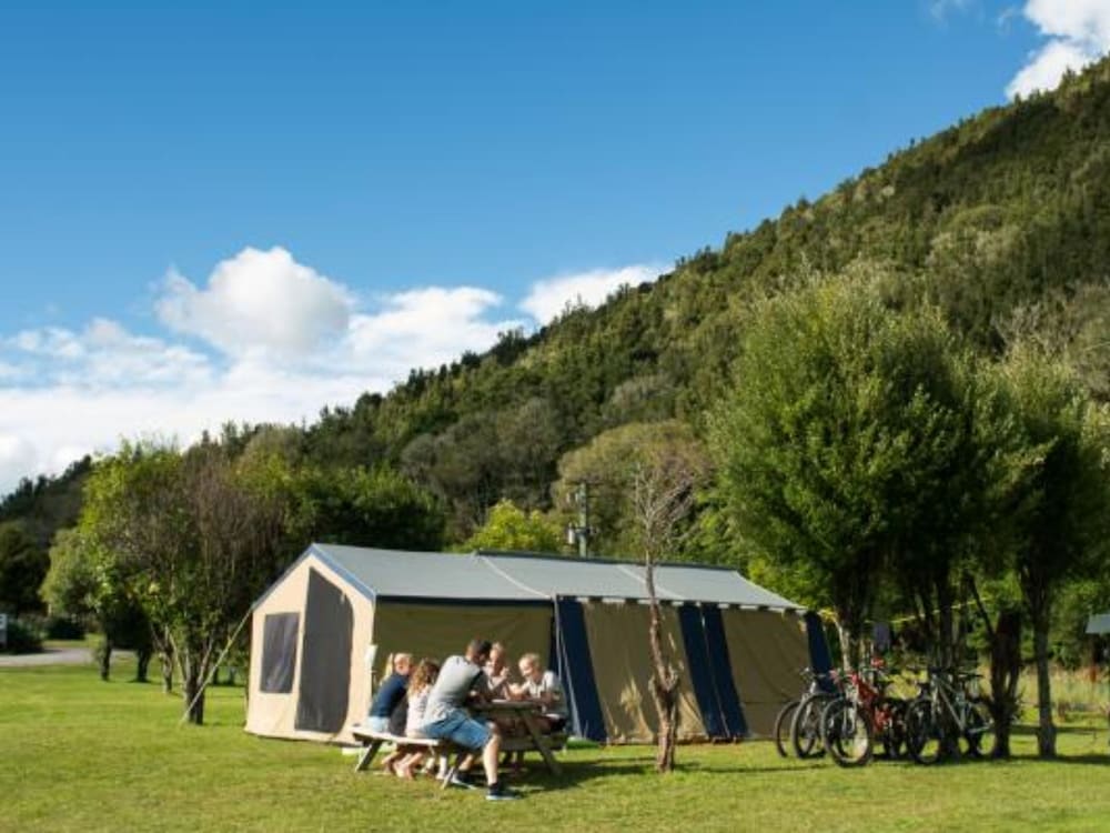 BLUE LAKE TOP 10 HOLIDAY PARK 45/50