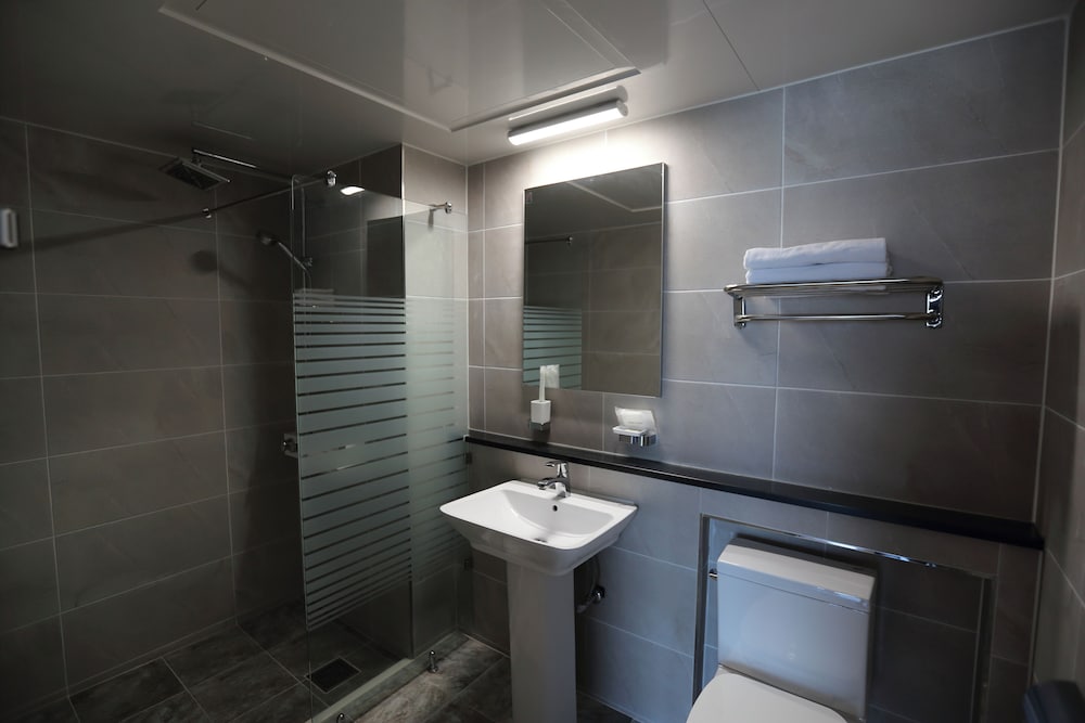 Hotel 52 56/57