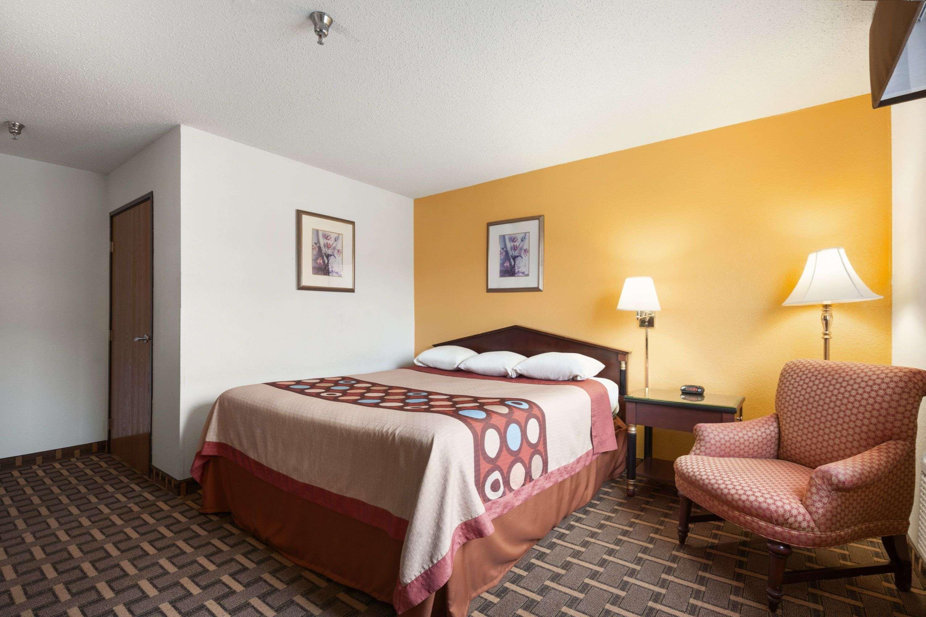 Room, Queen Bed, Brookville Inn 2/2