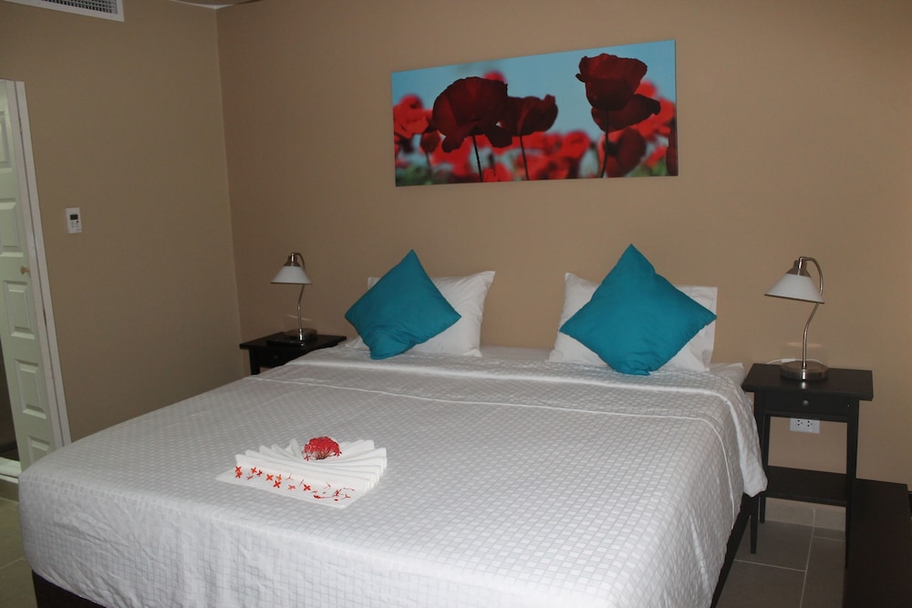 Eden Beach Resort 33/63