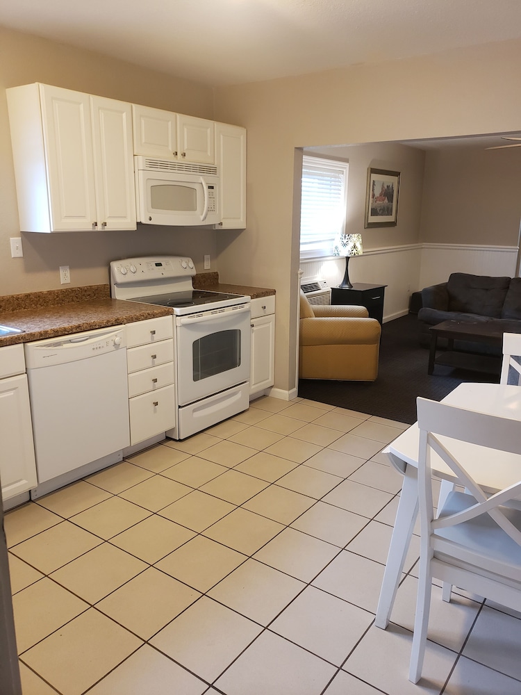 Travelodge by Wyndham Traverse City MI 24/27