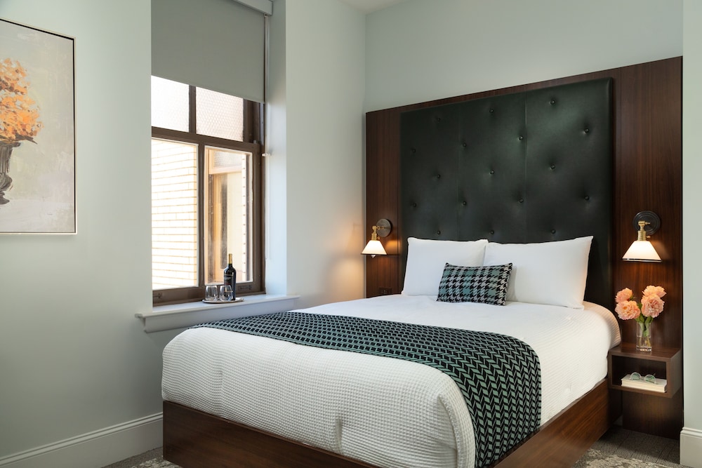 STANDARD, QUEEN BED