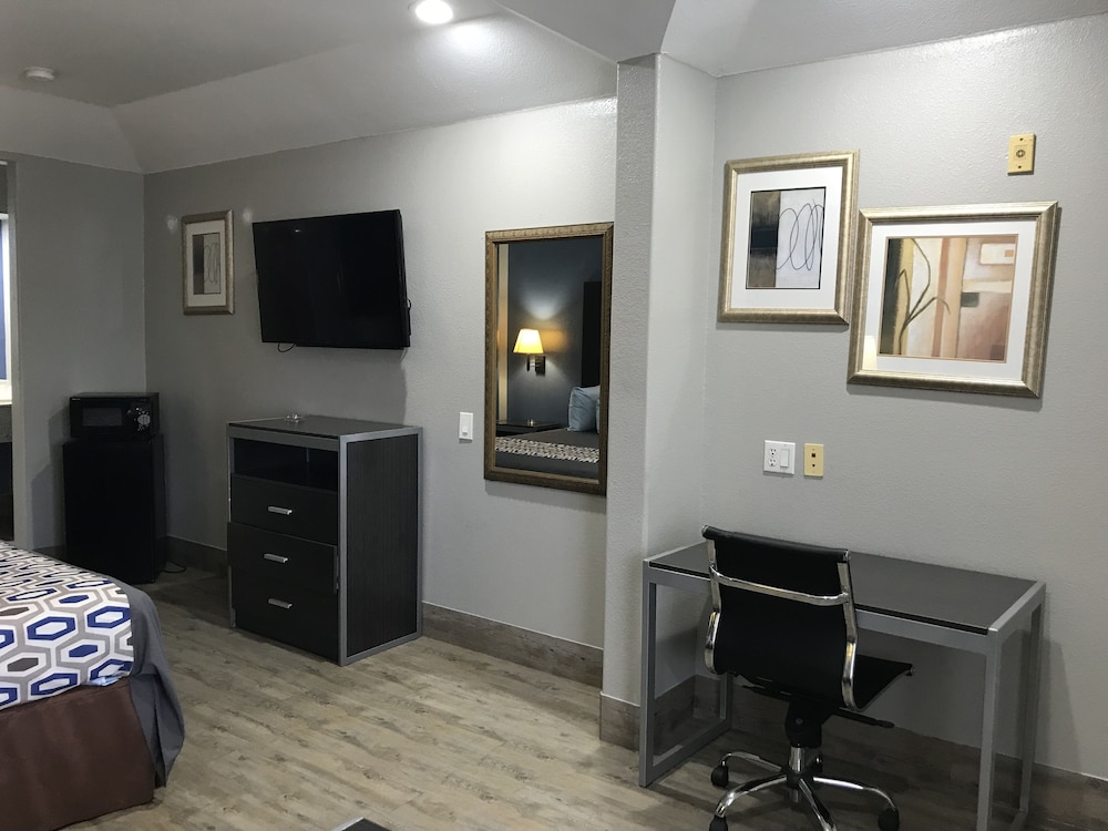 Camelot Inn Suites Veterans Memorial/Nw Houston 17/37