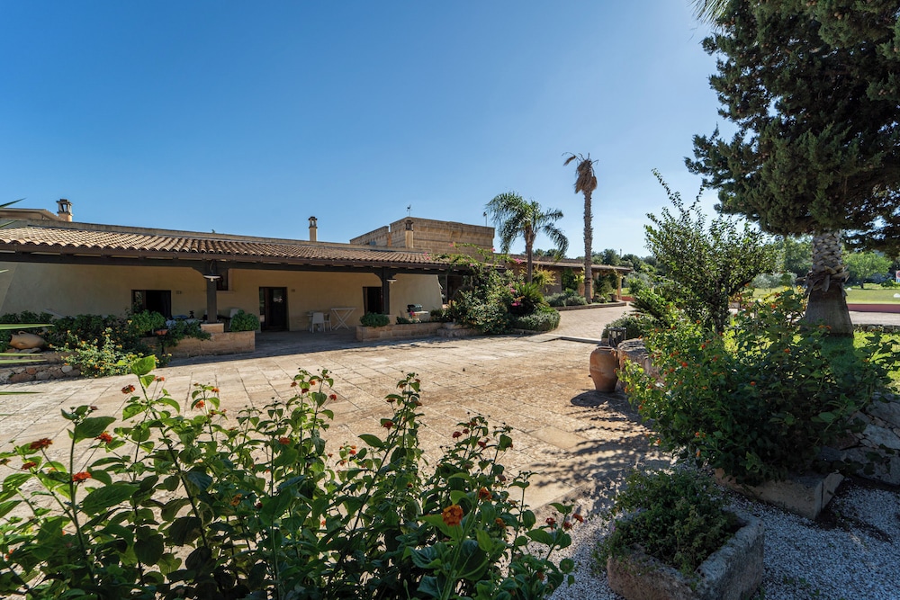 Hotel Resort Ristorante Masseria Le Pajare 44/50
