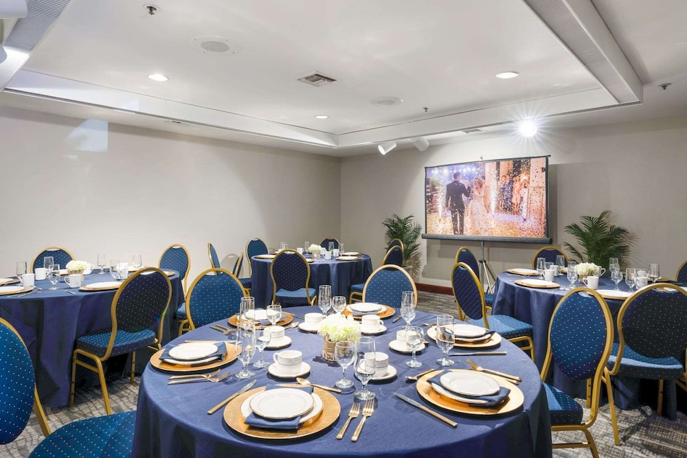 Chase Suite Hotel Brea 50/55