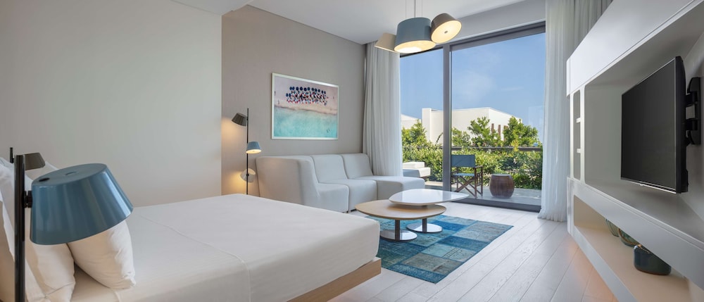Junior Suite, King Bed, Pool Access