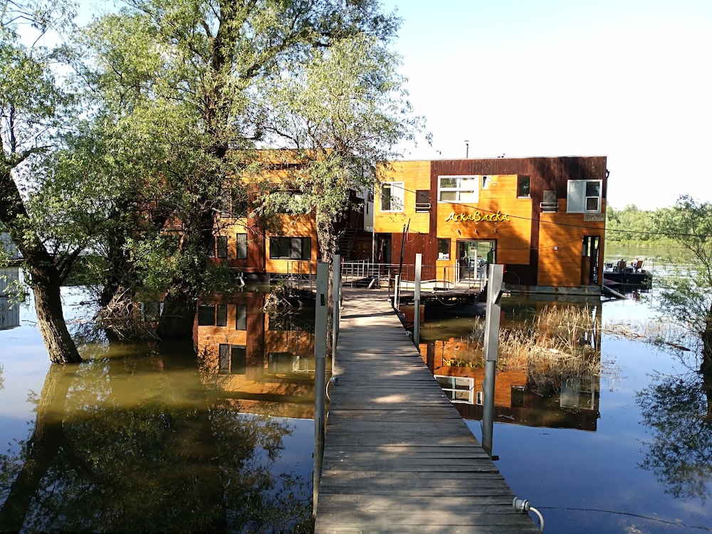 Arkabarka Floating Hostel And Apartments 75/83
