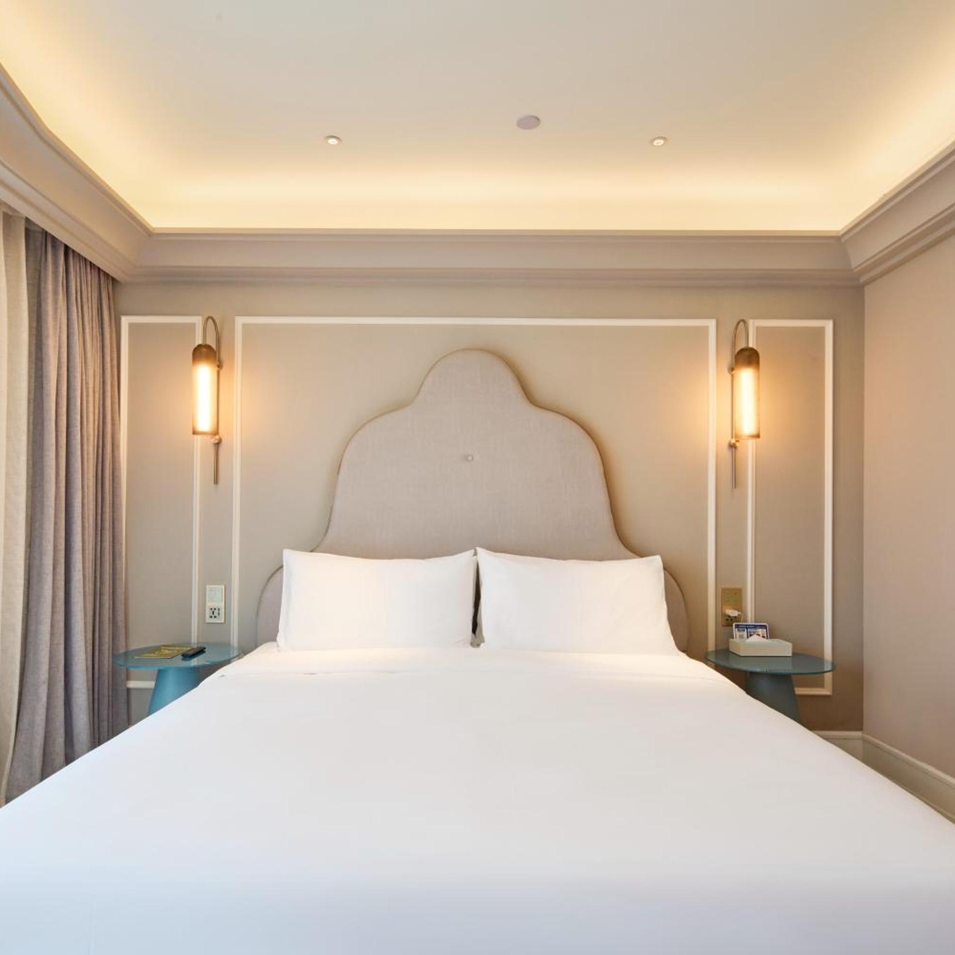 Deluxe, King Bed, City Side
