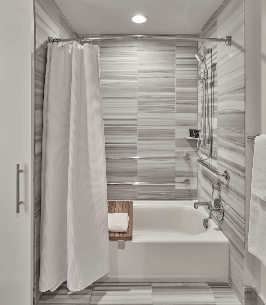 Hyatt Centric the Pike Long Beach 17/59
