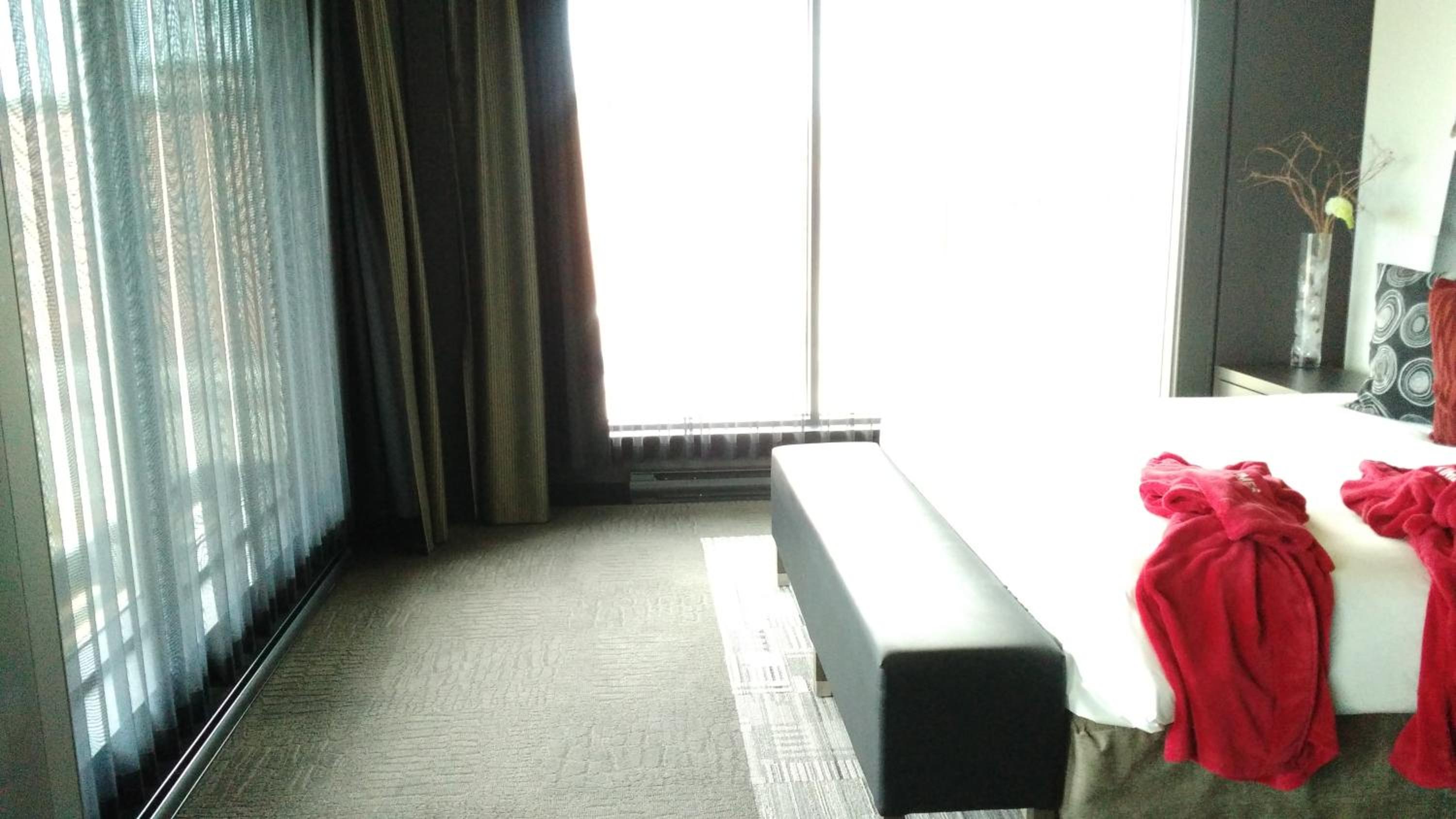 شقة بسرير كينج بإطلالة على البحيرة بغرفتي نوم، Grand Times Hotel Sherbrooke 4/6