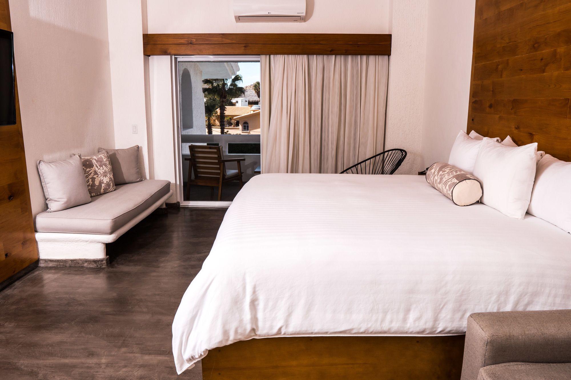 Deluxe, Single, Queen Bed