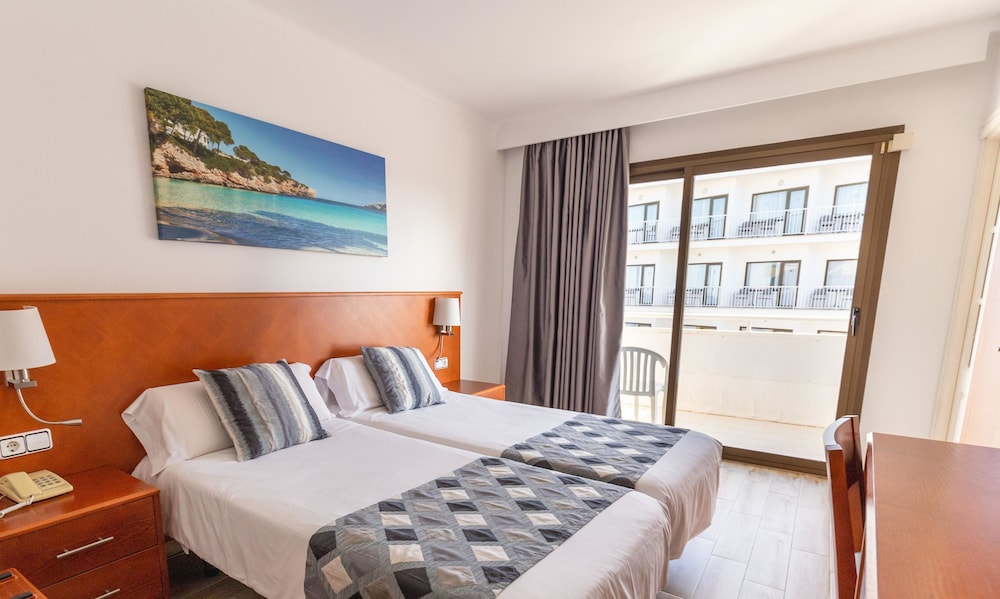 R2 Veronica Beach Hotel 20/48