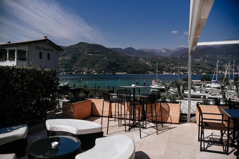 Bella Hotel & Restaurant 40/55
