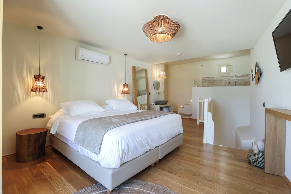 Maisonette, Double Bed, Sofa, Hot Tub, Pool Access