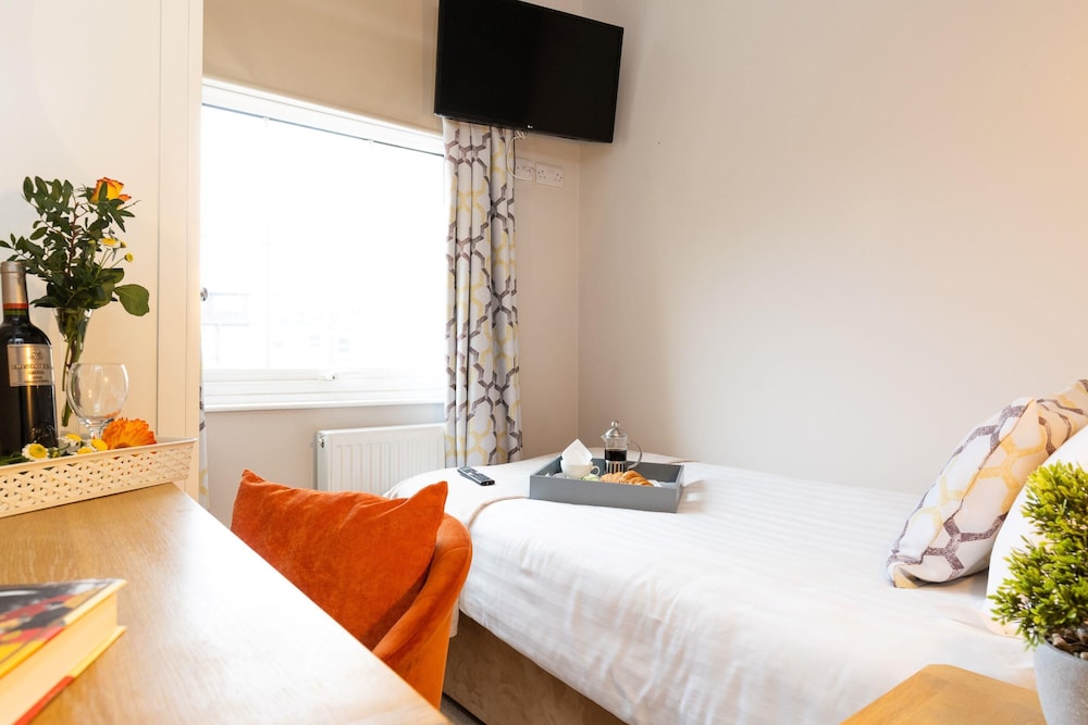 Cozy, Standard, Double Bed, The Clarence Gardens Hotel, BW Signature Collection 4/7
