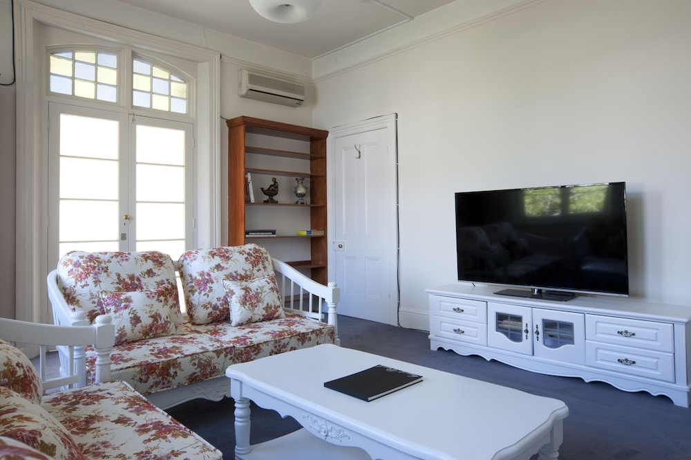 Lowena Cafe and Accommodation 24/41