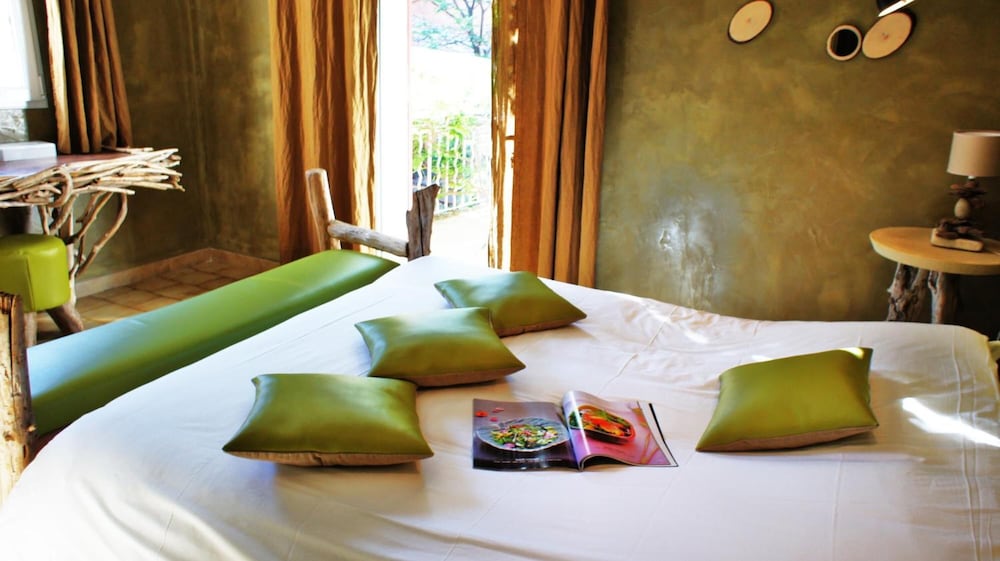 HOTEL DES PINS 8/21