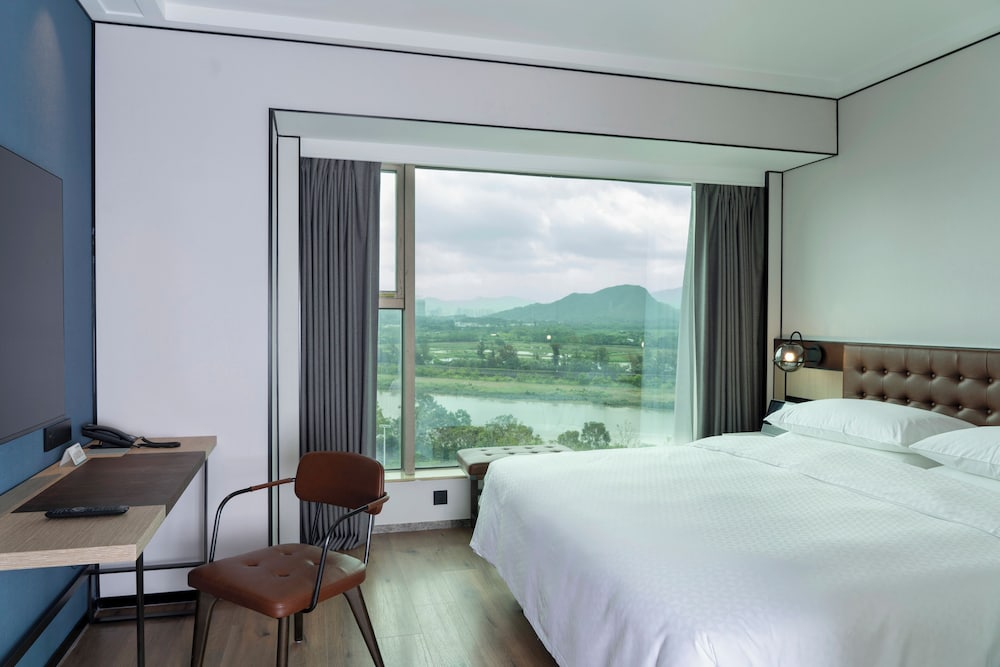 غرفة بريميوم بسرير كوين، Four Points By Sheraton 2/10