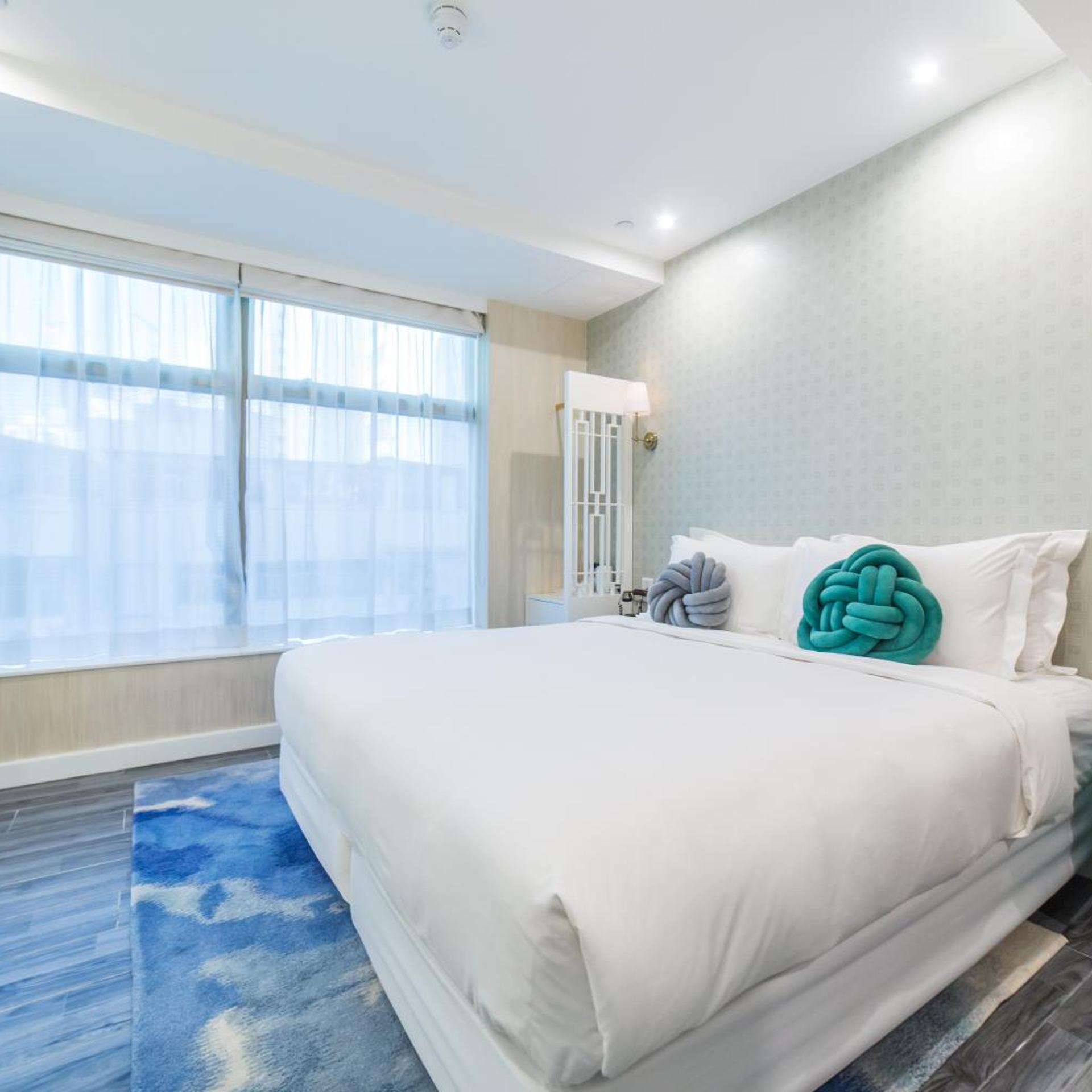 DELUXE, DOUBLE BED