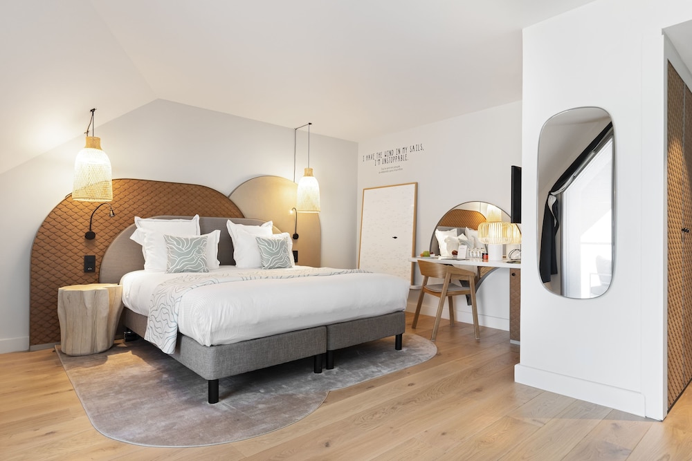 SUITE, LAKE VIEW
